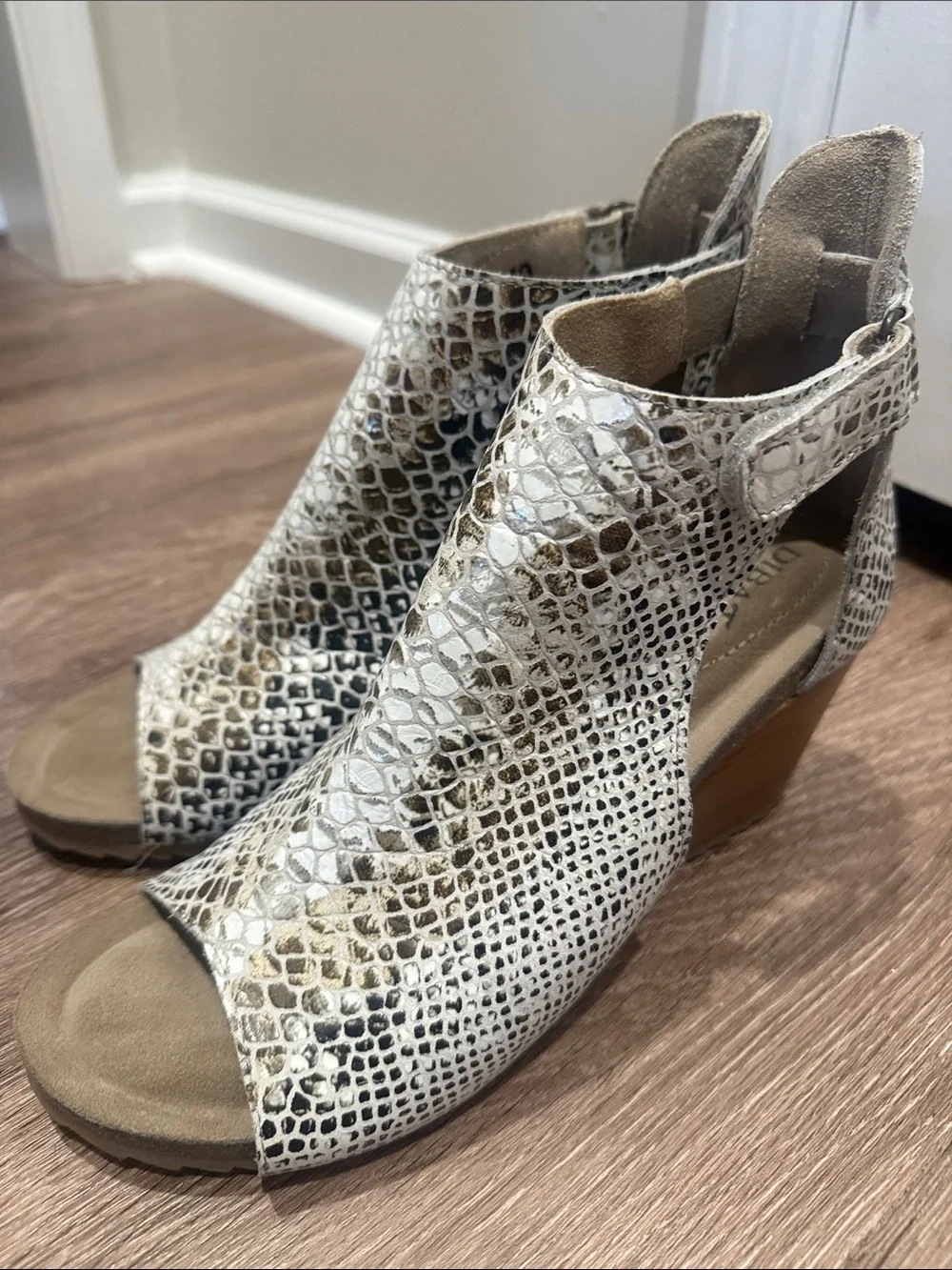 Women’s Snake-Print Wedge Sandals in Cream Size 10 NWOT
